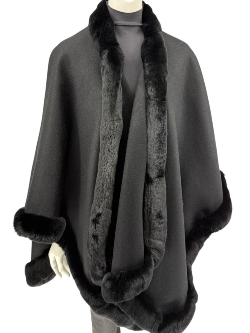 Pamella Roland Black Wool Fur Trim Cape Coat Made in New York – O/S