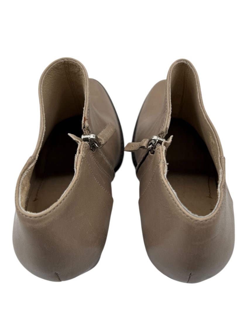 Elizabeth and James Taupe Leather Ankle Booties – Size 8.5B