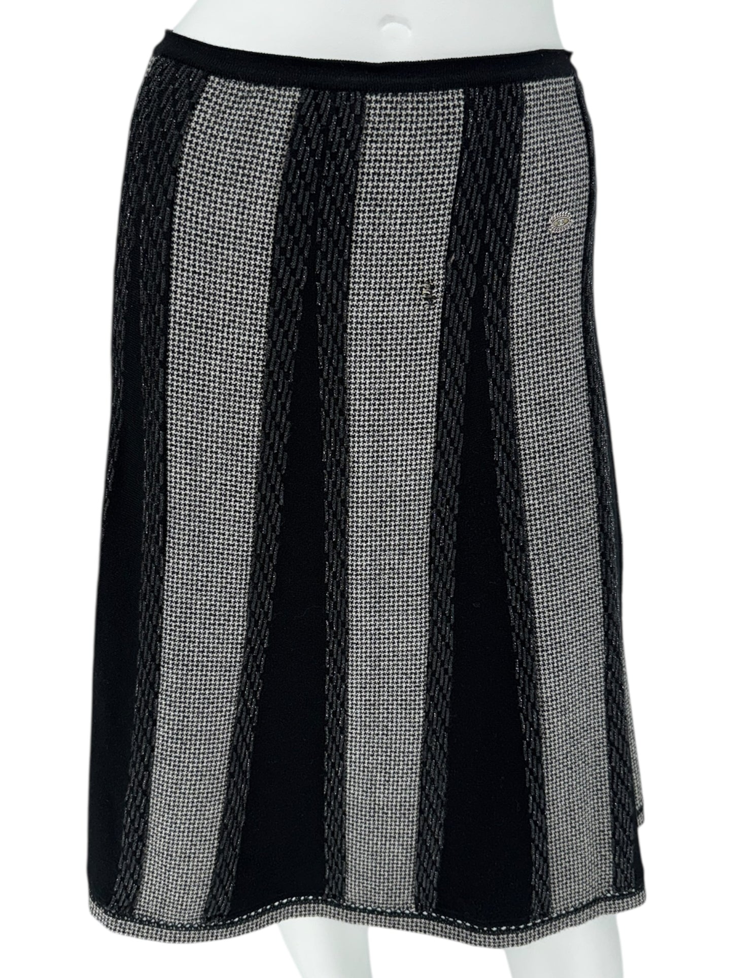 Chanel Black & White Textured Knit Skirt – 05A Collection – Size 46