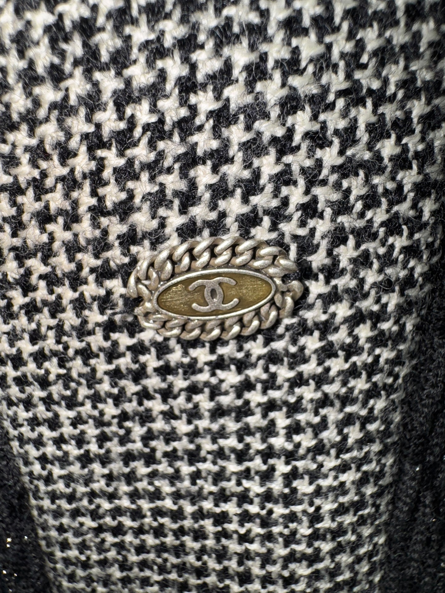 Chanel Black & White Textured Knit Skirt – 05A Collection – Size 46