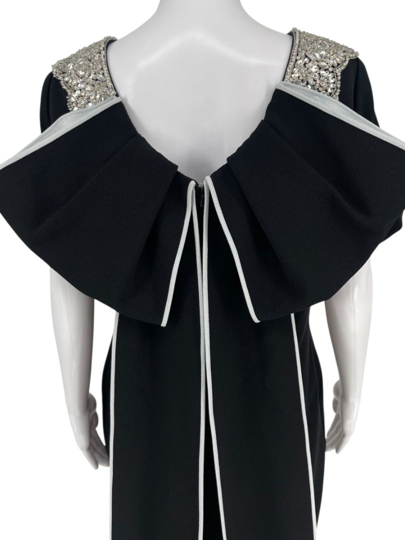 Pamella Roland Black jeweled Gown with Dramatic Back Panel – Large