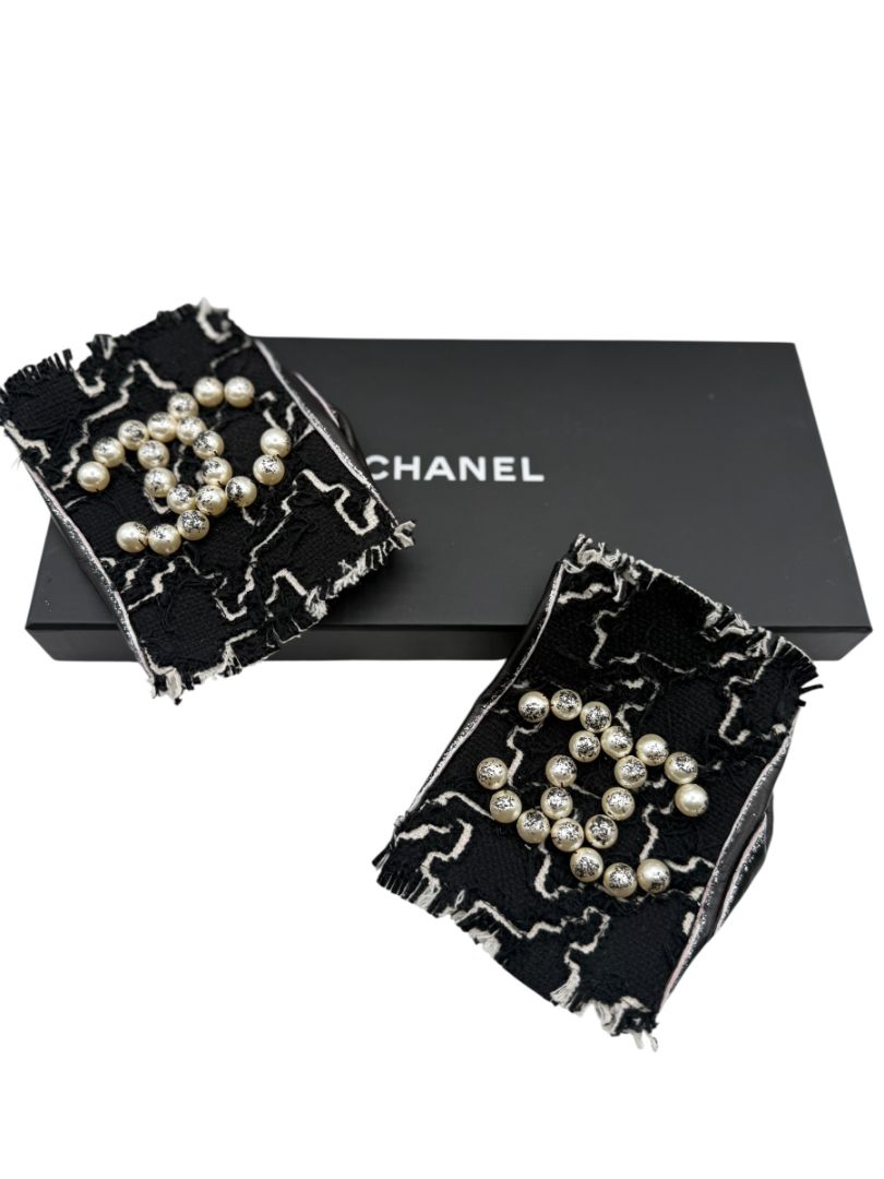 Chanel Pearl-Embellished Tweed & Leather Cutoff Gloves – Size 7.5