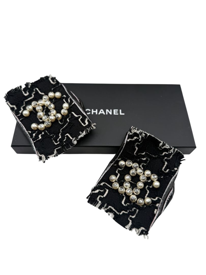 Chanel Pearl-Embellished Tweed & Leather Cutoff Gloves – Size 7.5