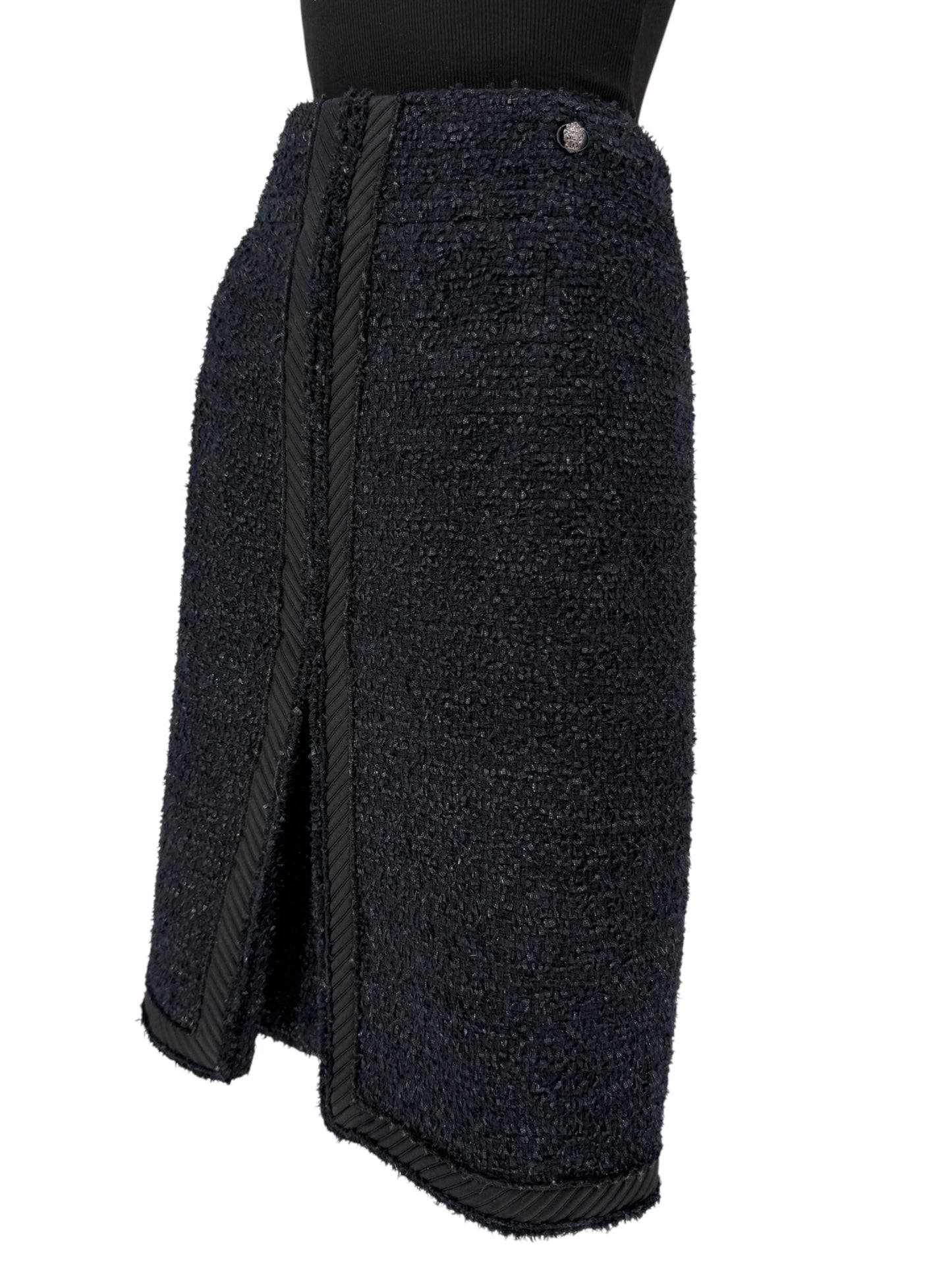 Chanel Black Bouclé A-Line Skirt with Grosgrain Trim – Size FR 46