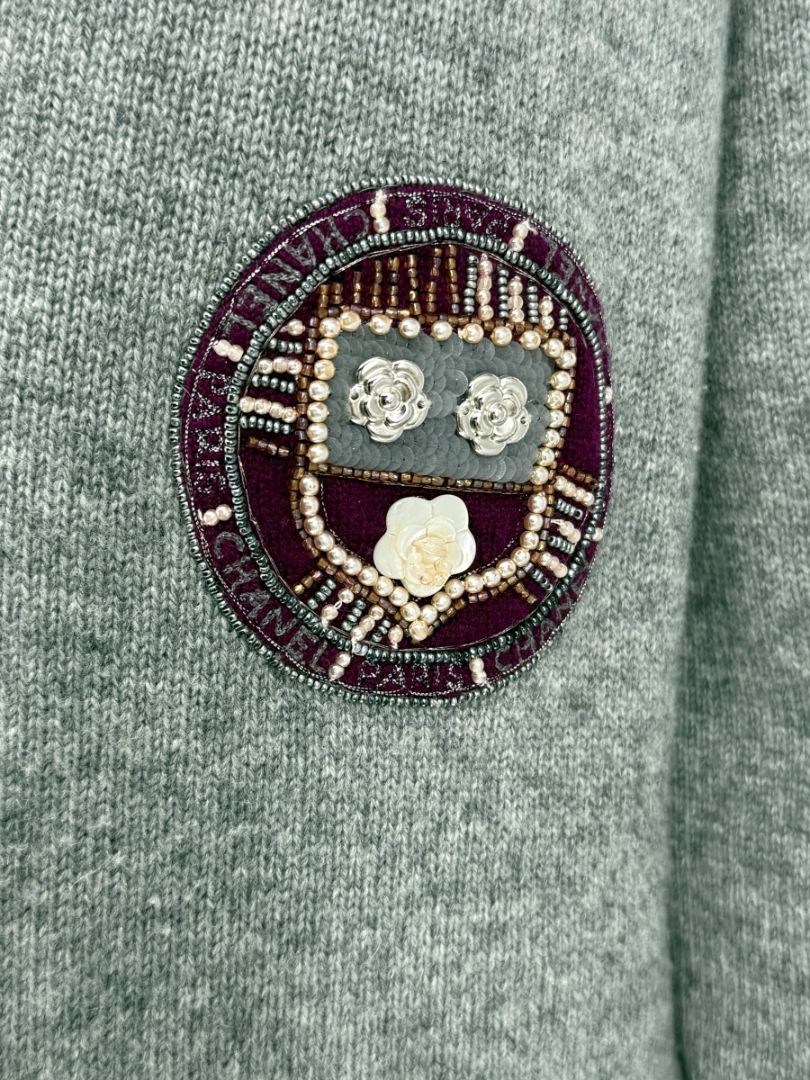 Chanel 2007A Grey and Purple Cashmere Beaded Crest Detail V Neck Sweater - Size 44