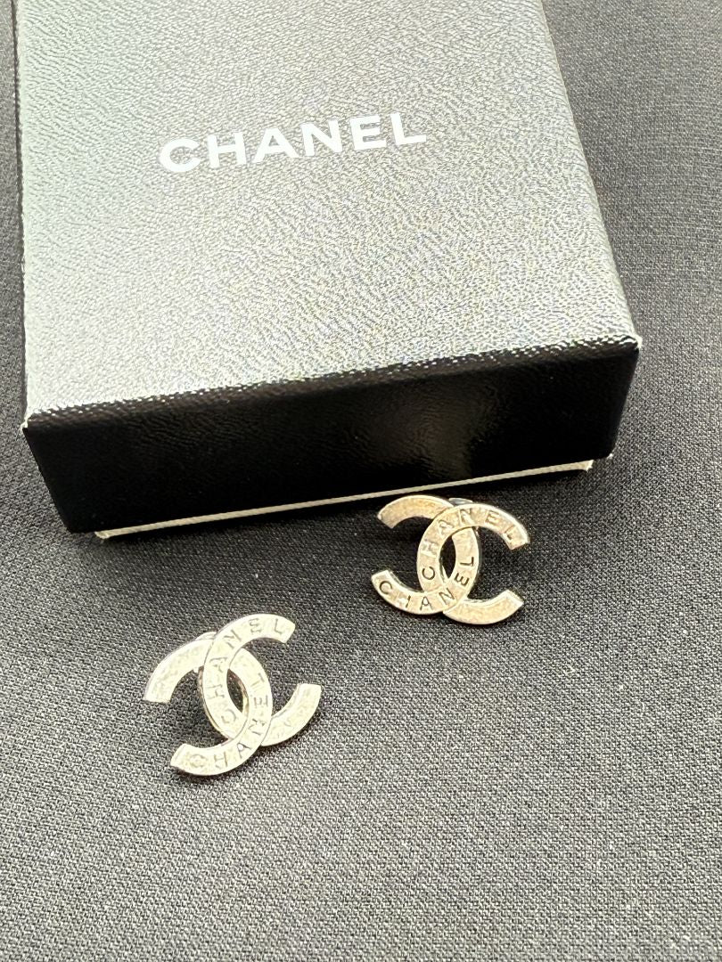 CHANEL Vintage 1998 Spring CC Logo Stud Earrings – Silver Tone