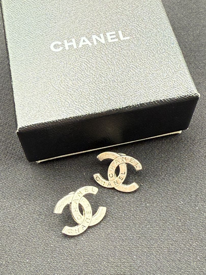 CHANEL Vintage 1998 Spring CC Logo Stud Earrings – Silver Tone
