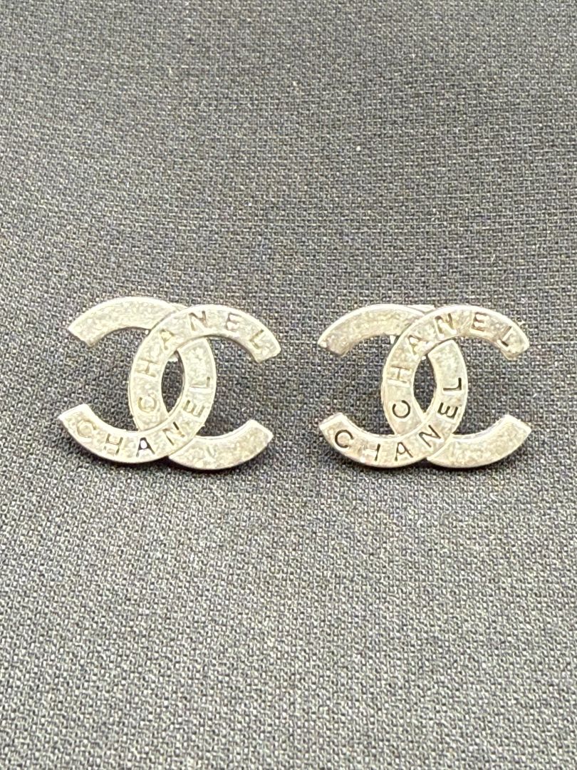 CHANEL Vintage 1998 Spring CC Logo Stud Earrings – Silver Tone