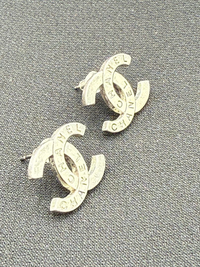 CHANEL Vintage 1998 Spring CC Logo Stud Earrings – Silver Tone
