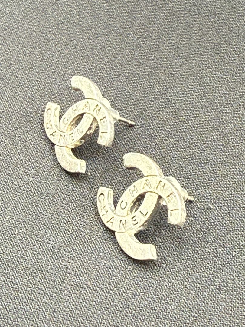 CHANEL Vintage 1998 Spring CC Logo Stud Earrings – Silver Tone