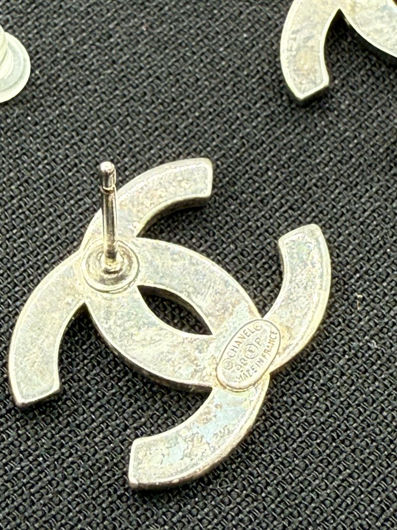 CHANEL Vintage 1998 Spring CC Logo Stud Earrings – Silver Tone