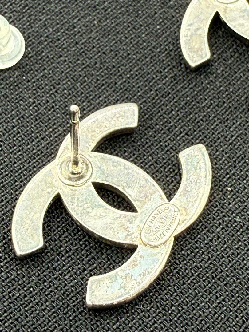 CHANEL Vintage 1998 Spring CC Logo Stud Earrings – Silver Tone