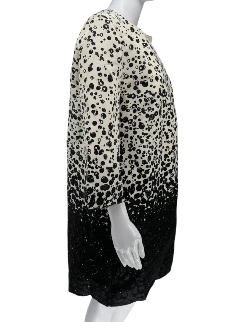Pamella Roland Black & White Abstract Dot Jacquard Coat – Large