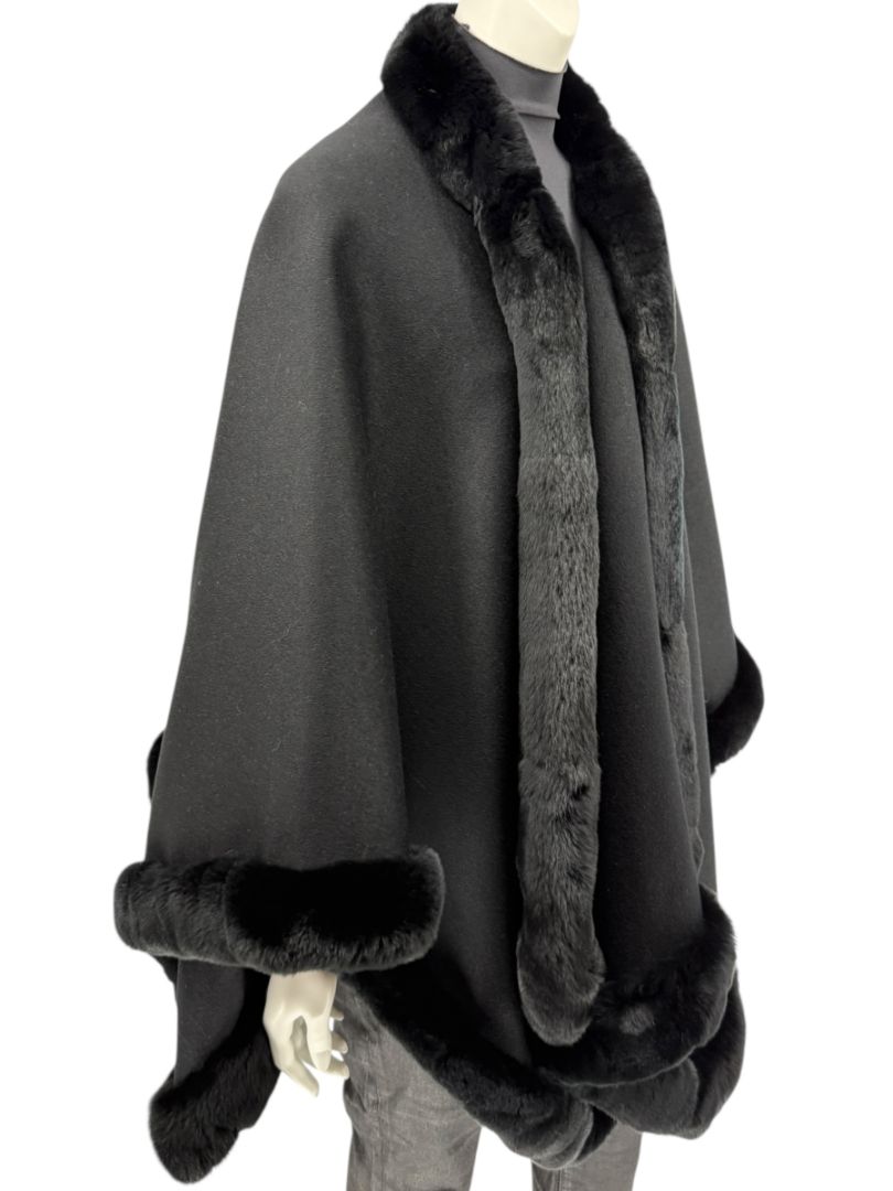 Pamella Roland Black Wool Fur Trim Cape Coat Made in New York – O/S