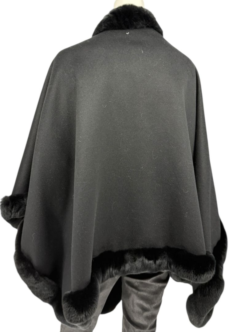 Pamella Roland Black Wool Fur Trim Cape Coat Made in New York – O/S
