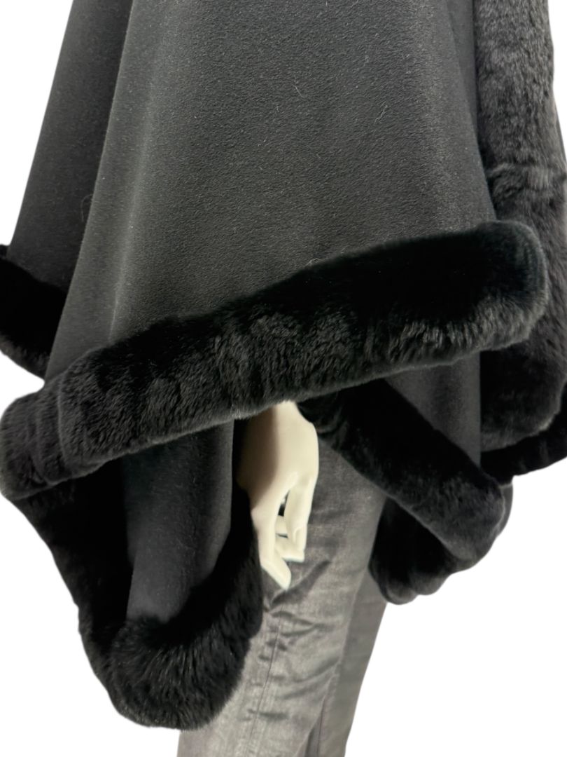 Pamella Roland Black Wool Fur Trim Cape Coat Made in New York – O/S