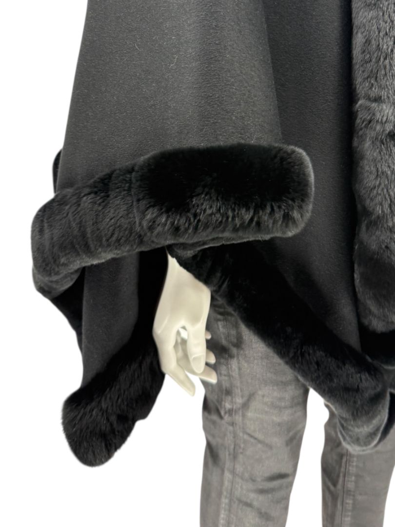 Pamella Roland Black Wool Fur Trim Cape Coat Made in New York – O/S