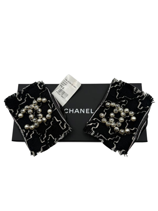 Chanel Pearl-Embellished Tweed & Leather Cutoff Gloves – Size 7.5