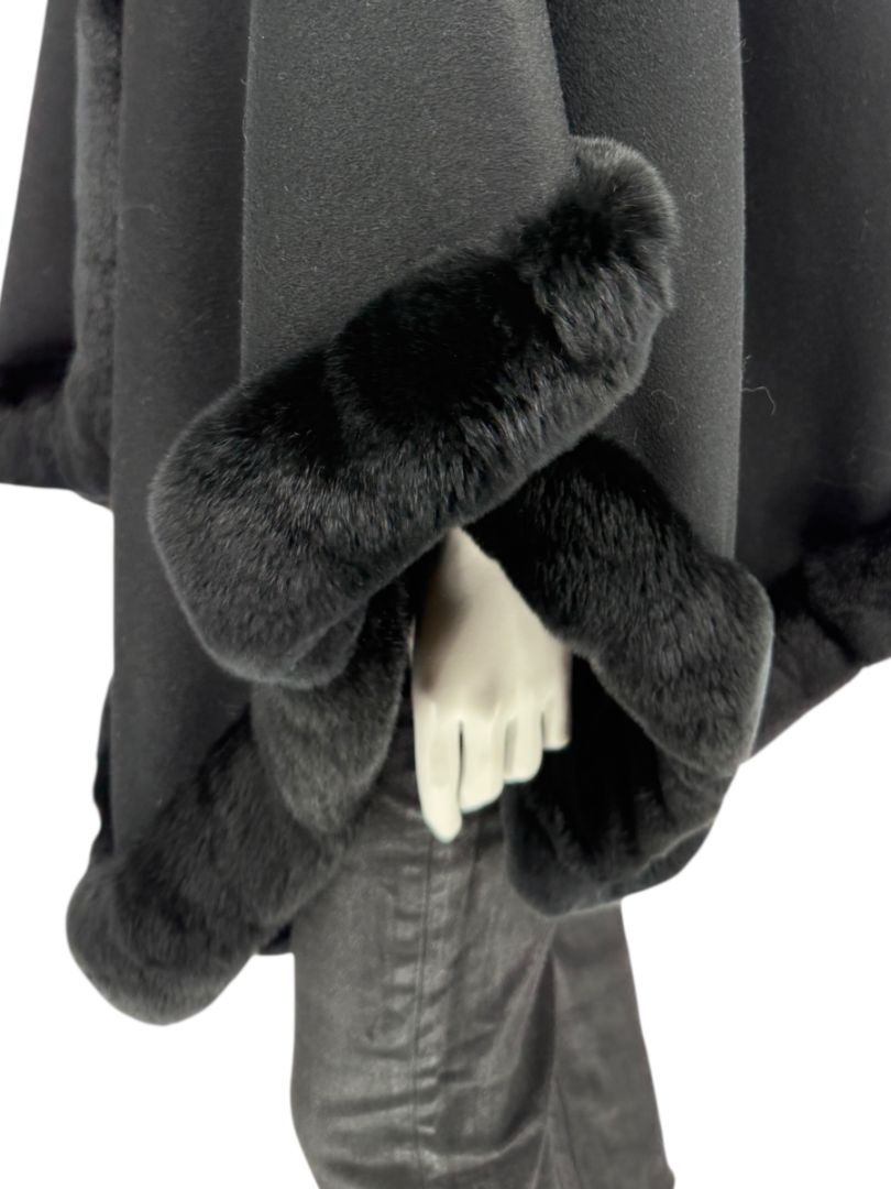 Pamella Roland Black Wool Fur Trim Cape Coat Made in New York – O/S