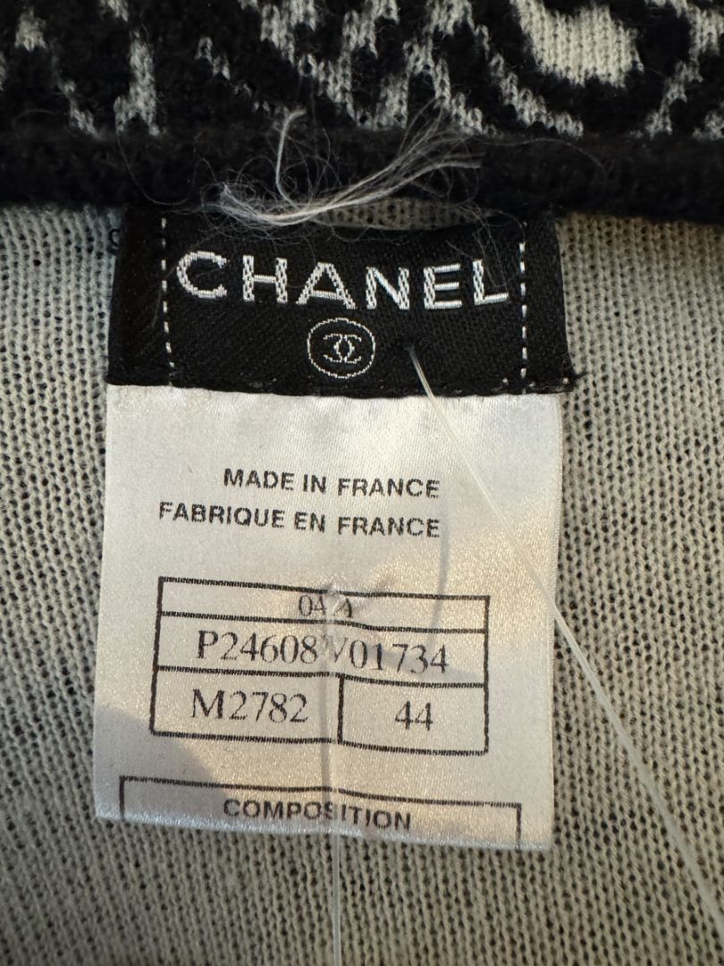 Chanel Black & Ivory Wool-Blend Deep V-Neck Sweater – Size FR 44